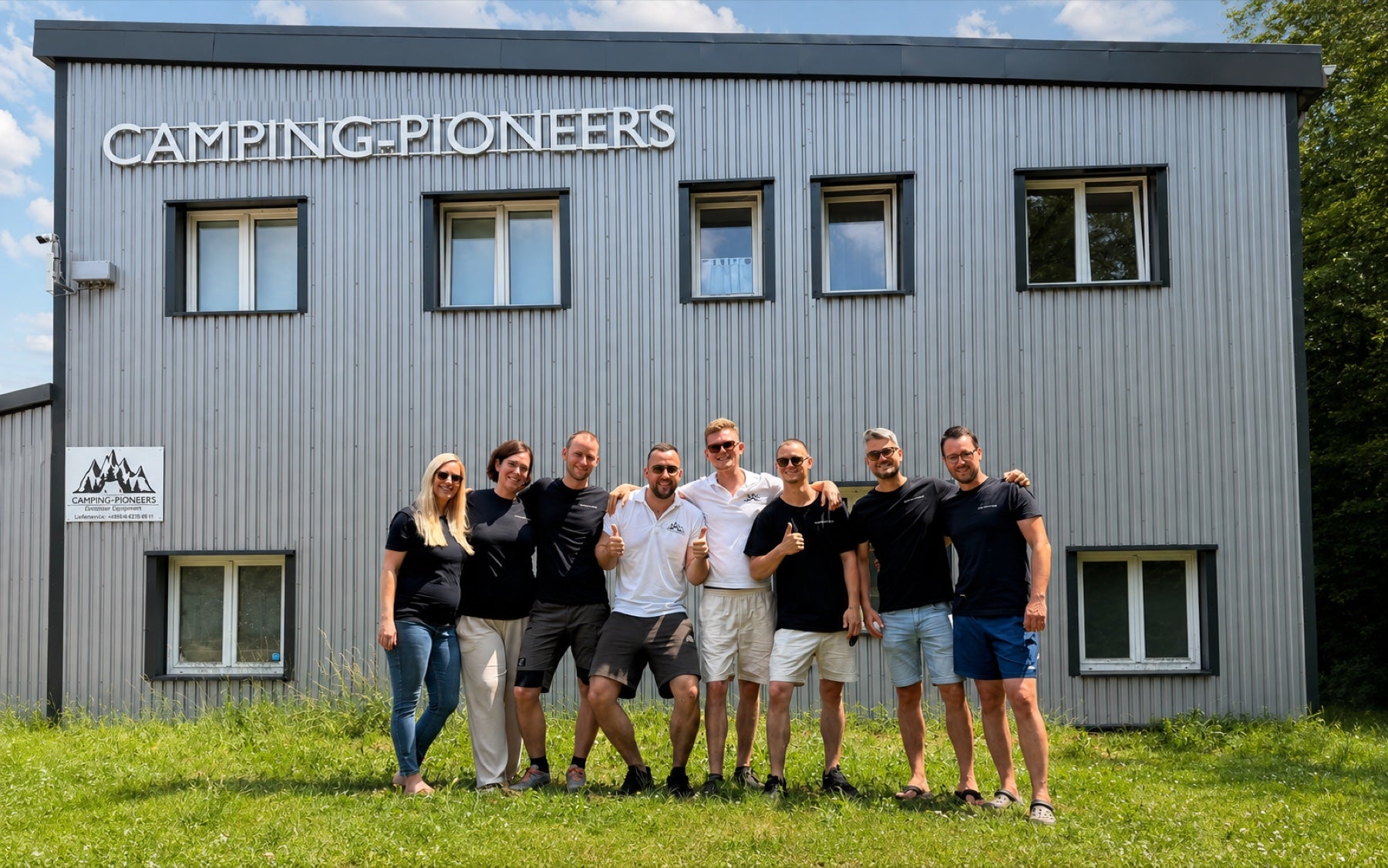 The CAMPING-PIONEERS team outside the showroom in Bad Berka